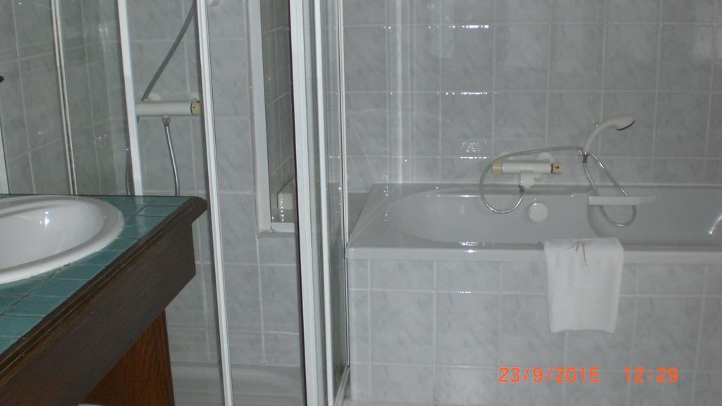 Auberge De L'Atre Quarre-les-Tombes Room photo